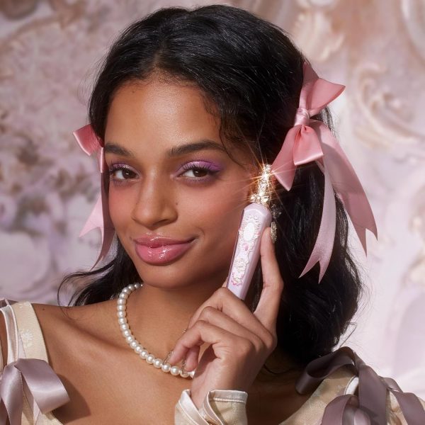 ⁦Flower Knows Violet Strawberry Rococo Glowy Lip Gloss-Moisturizing Tinted Lip Oil-Hydrating Lip Makeup for Girls&Women-Vegan & Cruelty-Free-0.12 Fl Oz,1 Count (G01 Strawberry Macaron)⁩ - الصورة ⁦8⁩