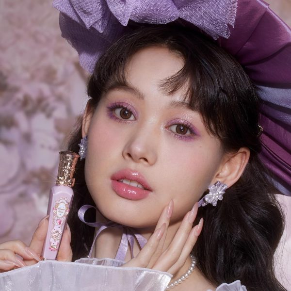 ⁦Flower Knows Violet Strawberry Rococo Glowy Lip Gloss-Moisturizing Tinted Lip Oil-Hydrating Lip Makeup for Girls&Women-Vegan & Cruelty-Free-0.12 Fl Oz,1 Count (G01 Strawberry Macaron)⁩ - الصورة ⁦9⁩