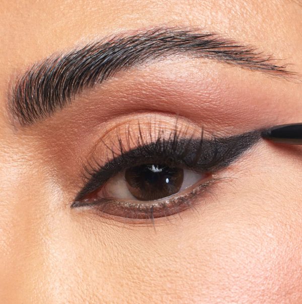 ⁦Huda Beauty Creamy Kohl Eye Pencil in Very Vanta Extreme Black, 0.35g⁩ - الصورة ⁦6⁩
