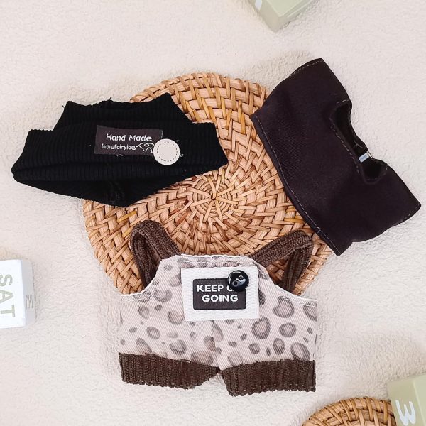 ⁦Doll Clothes for 17cm Dolls, Compatible with Labubu, Cute Outfit Set with Accessories, Bucket Hat and Overalls (No Doll) (Black Overalls Set)⁩ - الصورة ⁦2⁩