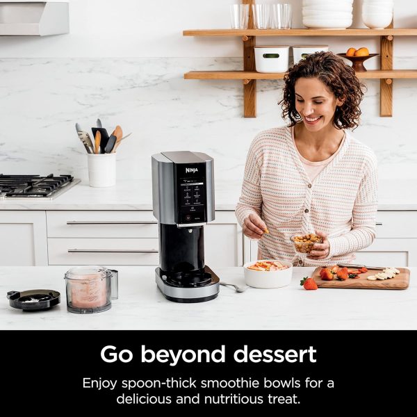 ⁦Ninja NC301 CREAMi Ice Cream Maker, for Gelato, Mix-ins, Milkshakes, Sorbet, Smoothie Bowls & More, 7 One-Touch Programs, with (2) Pint Containers & Lids, Compact Size, Perfect for Kids, Silver⁩ - الصورة ⁦12⁩