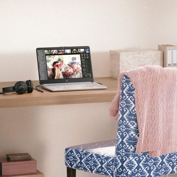 ⁦HP 14 Diagonal HD Laptop PC, Intel Core i5-1135G7 Processor, Intel Iris Xᵉ Graphics, 8GB DDR4, 256GB SSD, 802.11ac, Bluetooth 5, HDMI, Windows 11 Home, Natural Silver W/Valinor Accessories⁩ - الصورة ⁦4⁩