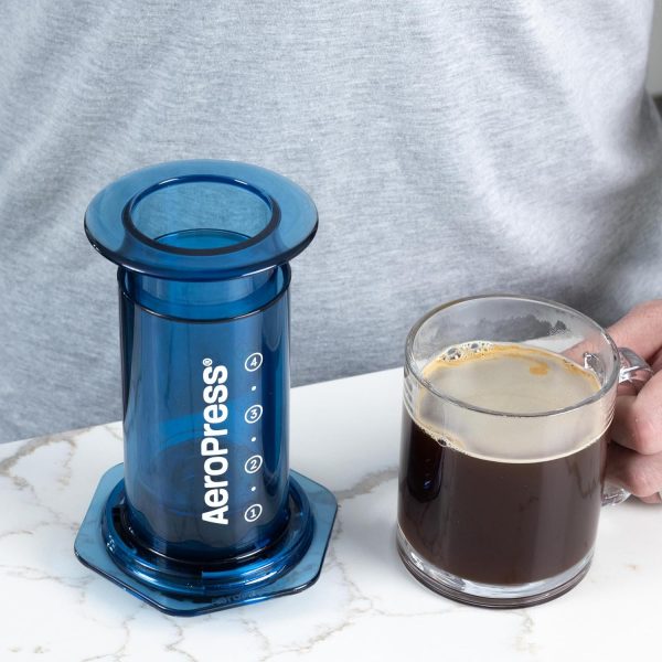 ⁦AeroPress Clear Coffee Press – 3 In 1 Brew Method Combines French Press, Pourover, Espresso, Full Bodied Coffee Without Grit or Bitterness, Small Portable Coffee Maker for Camping & Travel, Blue⁩ - الصورة ⁦3⁩
