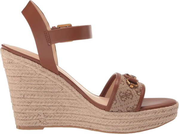 ⁦GUESS Hisley womens Wedge Sandal⁩ - الصورة ⁦6⁩