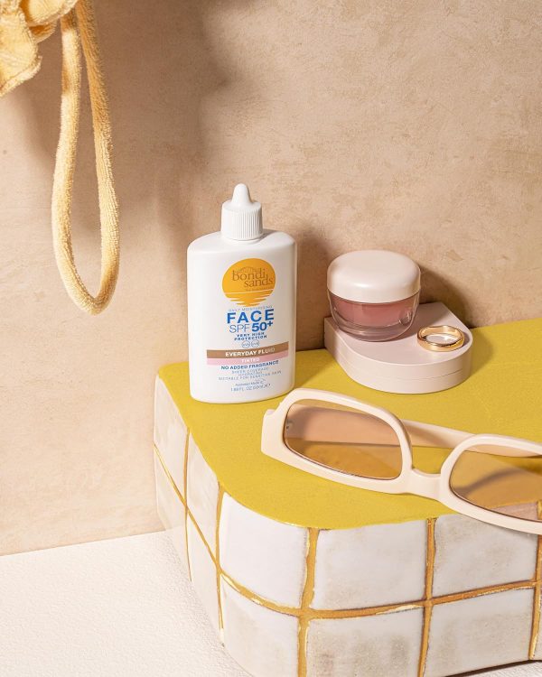 ⁦Bondi Sands SPF 50+ Fragrance Free – Tinted Face Fluid 50mL | UVA & UVB Protection | Suitable for Sensitive Skin |Cruelty Free | 50ml/1.69 FL Oz⁩ - الصورة ⁦3⁩