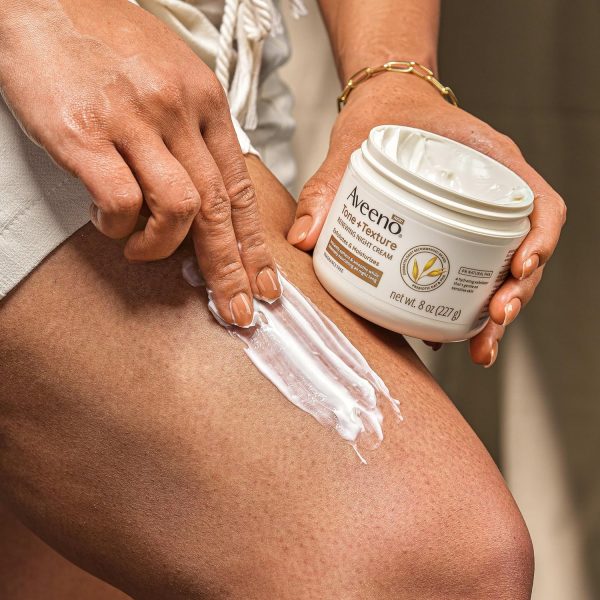 ⁦Aveeno Tone + Texture Renewing Body Night Cream With Prebiotic Oat, Gently Exfoliates & Moisturizes Sensitive Skin, Instantly Softens & Smooths & Intensely Nourishes, Fragrance-Free, 8 oz⁩ - الصورة ⁦5⁩