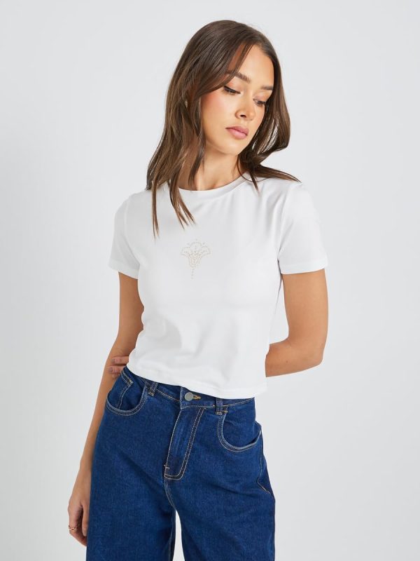 ⁦Styli Women's Rhinestone Embellished Cropped Fitted T-Shirt⁩ - الصورة ⁦3⁩