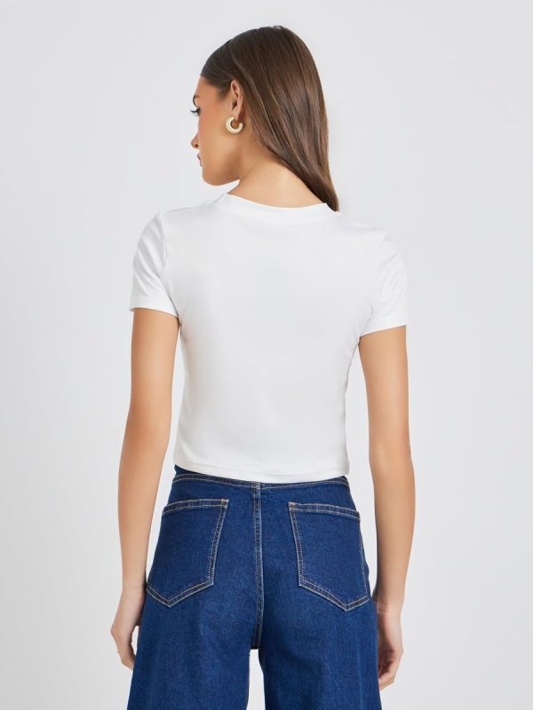 ⁦Styli Women's Rhinestone Embellished Cropped Fitted T-Shirt⁩ - الصورة ⁦6⁩