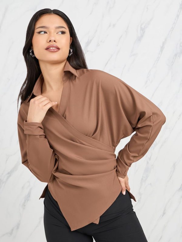 ⁦Styli Women Collared Batwing Sleeves Wrap Top⁩ - الصورة ⁦2⁩