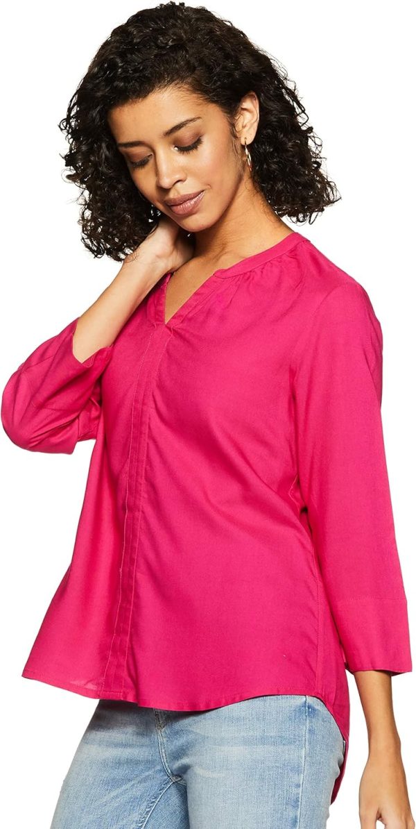 ⁦Amazon Brand - Symbol Women's Solid Regular Fit Top⁩ - الصورة ⁦3⁩
