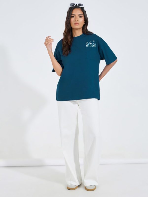 ⁦Styli Womene Cotton Jersey Embroidered Pocket Detail T-Shirt⁩ - الصورة ⁦3⁩