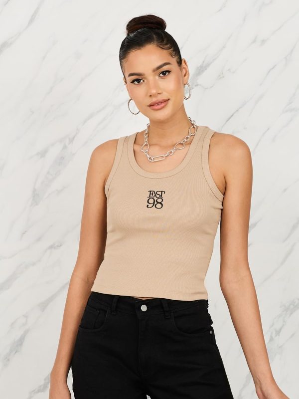 ⁦STYLI Women Fitted Est 98 Embroidered Ribbed Tank⁩ - الصورة ⁦3⁩