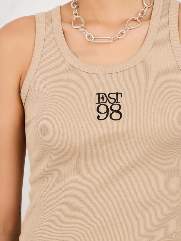 ⁦STYLI Women Fitted Est 98 Embroidered Ribbed Tank⁩ - الصورة ⁦4⁩