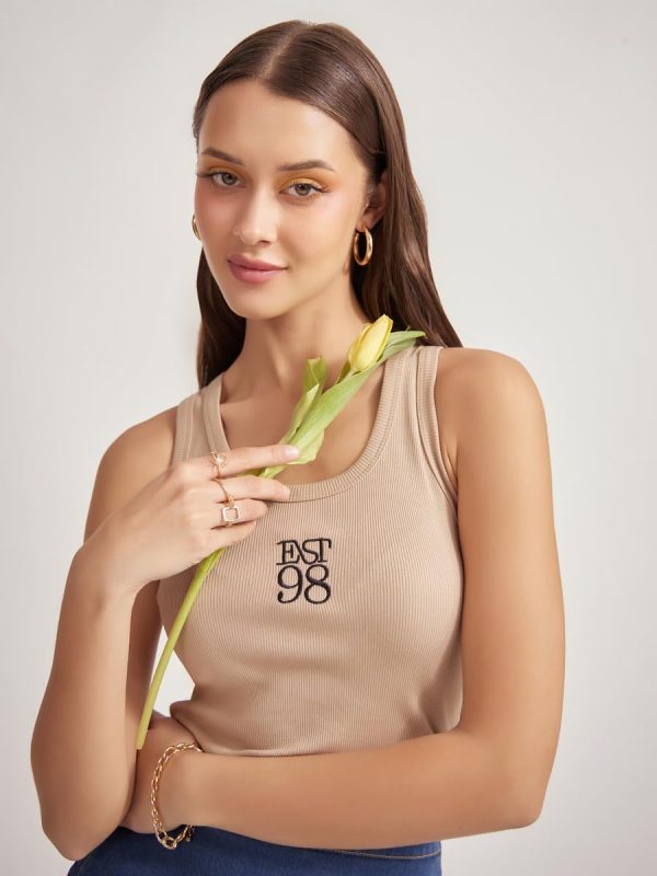 ⁦STYLI Women Fitted Est 98 Embroidered Ribbed Tank⁩ - الصورة ⁦6⁩
