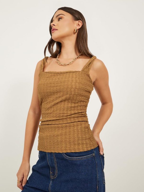 ⁦Styli Women's Textured Ruched Strappy Fitted Tank T-Shirt⁩ - الصورة ⁦2⁩