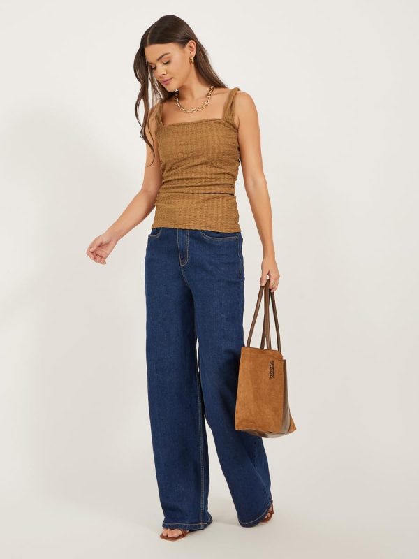 ⁦Styli Women's Textured Ruched Strappy Fitted Tank T-Shirt⁩ - الصورة ⁦3⁩