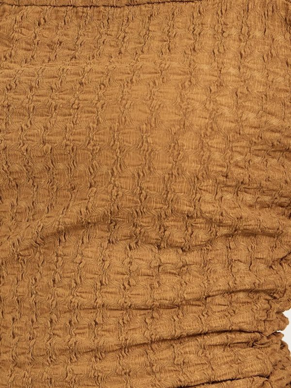 ⁦Styli Women's Textured Ruched Strappy Fitted Tank T-Shirt⁩ - الصورة ⁦4⁩