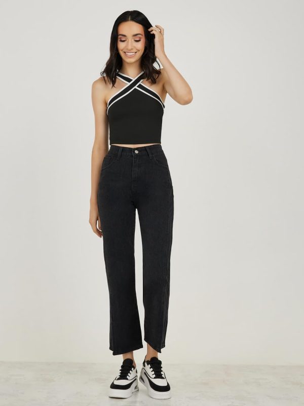 ⁦Styli Women Ribbed Crisscross Halter Neck Crop Cami⁩ - الصورة ⁦3⁩