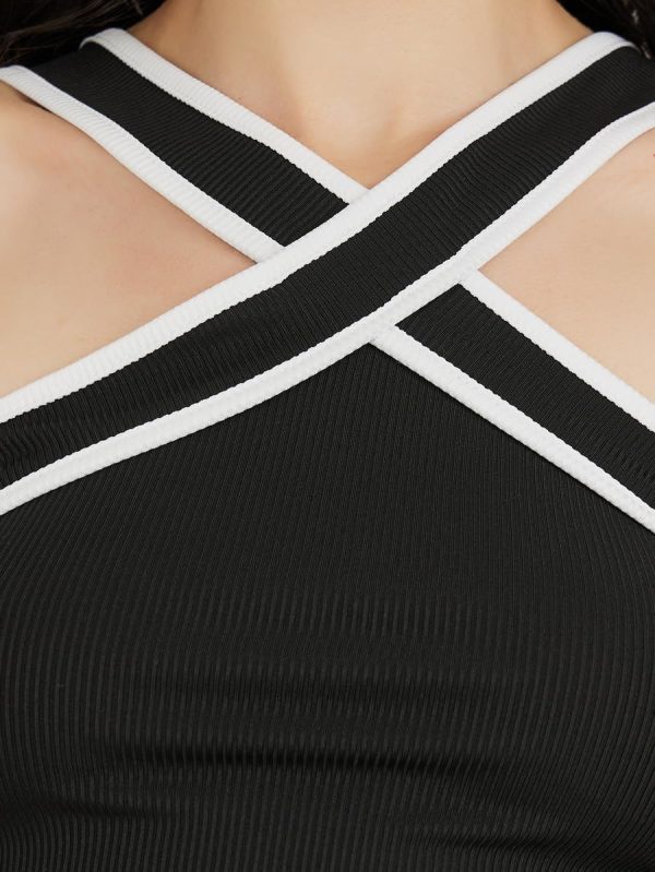 ⁦Styli Women Ribbed Crisscross Halter Neck Crop Cami⁩ - الصورة ⁦4⁩