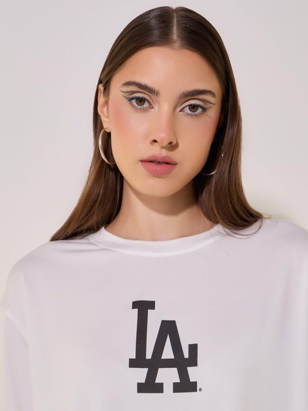 ⁦Styli Women's Slogan Print Round Neck Oversized T-Shirt⁩ - الصورة ⁦5⁩