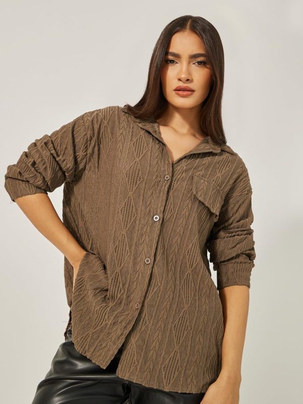 ⁦Styli Women's Textured Knit Oversized Shirt With Flap Detail⁩ - الصورة ⁦2⁩