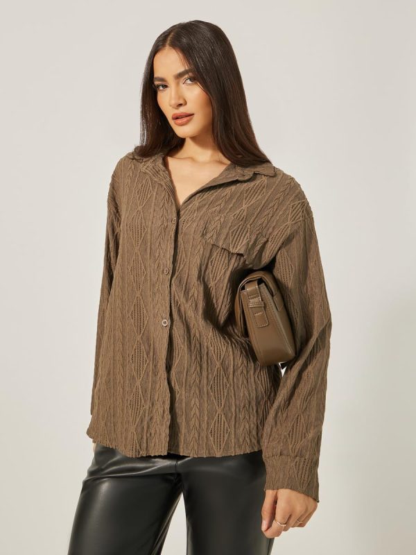 ⁦Styli Women's Textured Knit Oversized Shirt With Flap Detail⁩ - الصورة ⁦4⁩