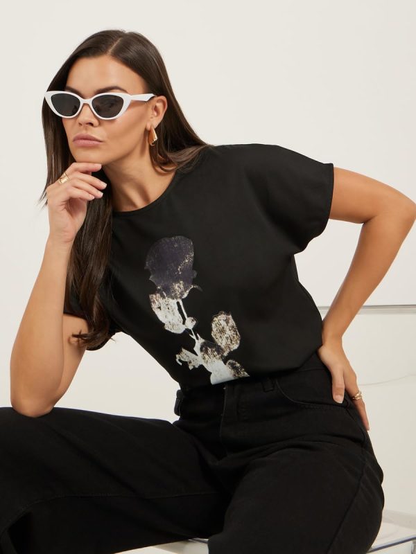 ⁦Styli Women's Graphic Print Round Neck Regular Fit T-Shirt⁩ - الصورة ⁦2⁩