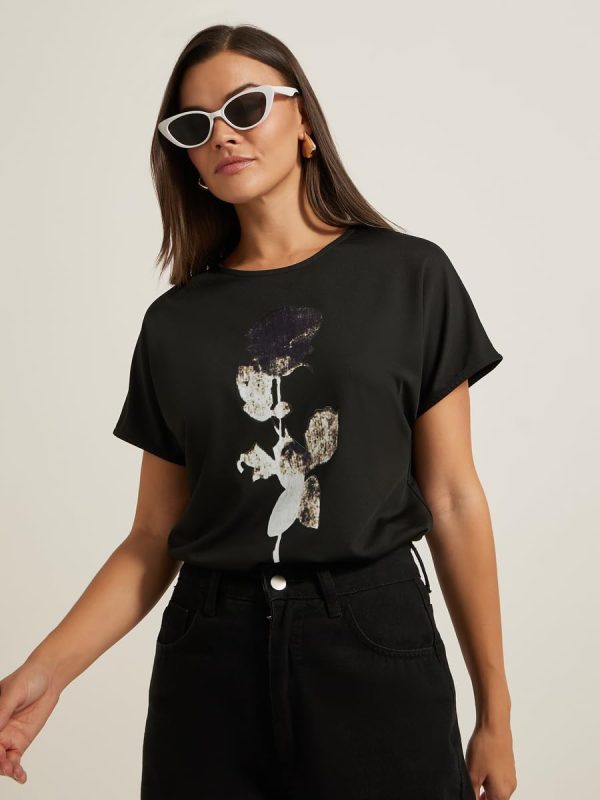 ⁦Styli Women's Graphic Print Round Neck Regular Fit T-Shirt⁩ - الصورة ⁦4⁩