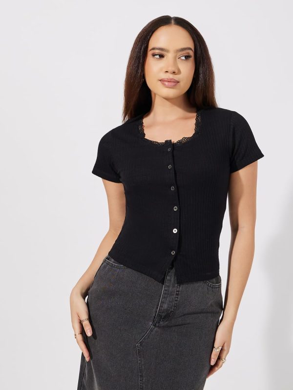 ⁦Styli Women's Ribbed Short Sleeve Knit Top With Lace Trim⁩ - الصورة ⁦2⁩