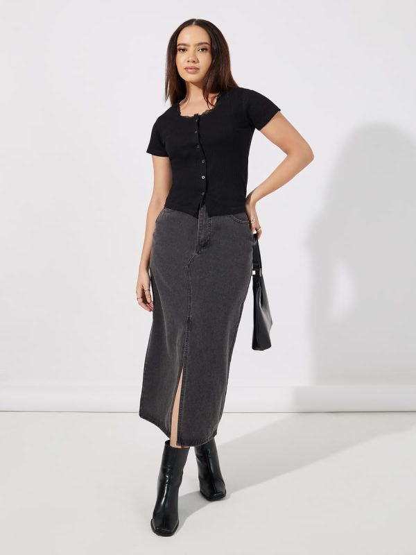 ⁦Styli Women's Ribbed Short Sleeve Knit Top With Lace Trim⁩ - الصورة ⁦3⁩
