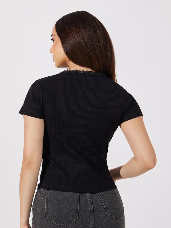 ⁦Styli Women's Ribbed Short Sleeve Knit Top With Lace Trim⁩ - الصورة ⁦5⁩