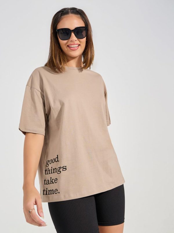 ⁦Styli Women Oversized Slogan Print Longline T-Shirt⁩ - الصورة ⁦2⁩