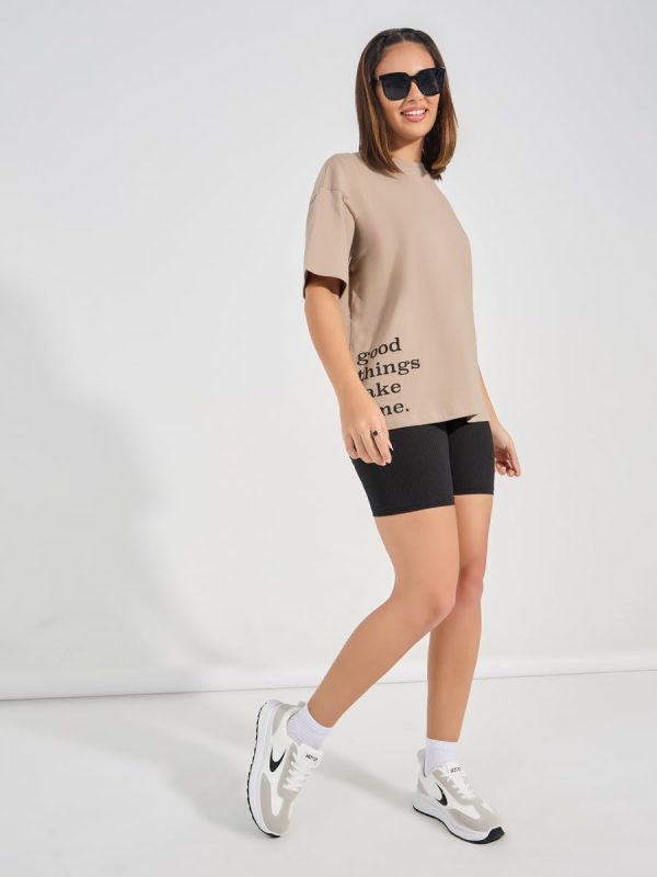 ⁦Styli Women Oversized Slogan Print Longline T-Shirt⁩ - الصورة ⁦3⁩
