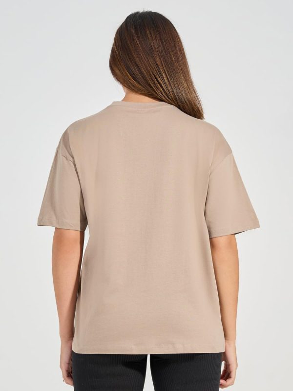⁦Styli Women Oversized Slogan Print Longline T-Shirt⁩ - الصورة ⁦5⁩
