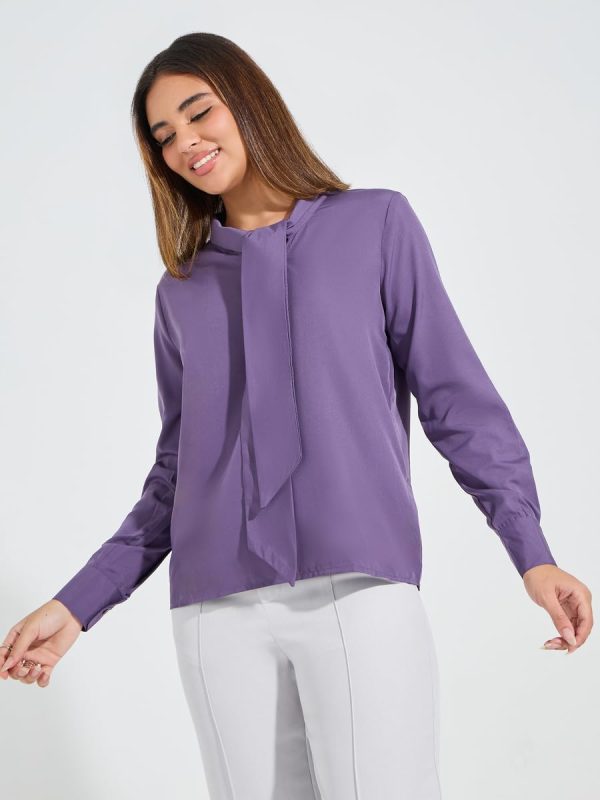 ⁦Styli Women 7008622629 Solid Regular Fit Tie-Up Neck Top With Long Cuffed Sleeve⁩ - الصورة ⁦3⁩