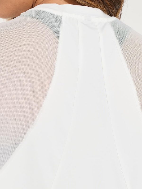 ⁦Styli Women Solid Mesh & Seam Detail Short Sleeves Top⁩ - الصورة ⁦7⁩