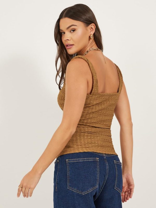 ⁦Styli Women's Textured Ruched Strappy Fitted Tank T-Shirt⁩ - الصورة ⁦5⁩