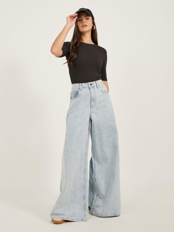 ⁦Styli Women's Short Sleeve Ribbed Round Neck Fitted Knit Top⁩ - الصورة ⁦3⁩