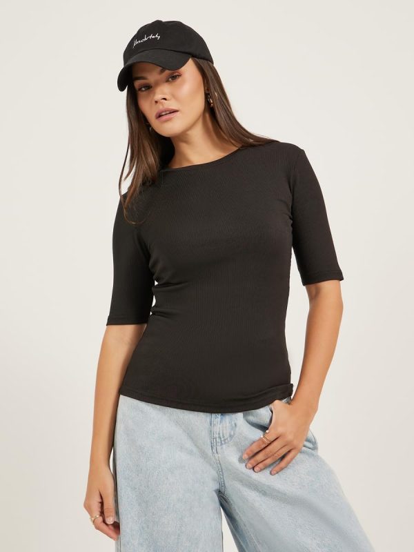 ⁦Styli Women's Short Sleeve Ribbed Round Neck Fitted Knit Top⁩ - الصورة ⁦4⁩