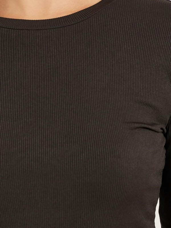 ⁦Styli Women's Short Sleeve Ribbed Round Neck Fitted Knit Top⁩ - الصورة ⁦5⁩