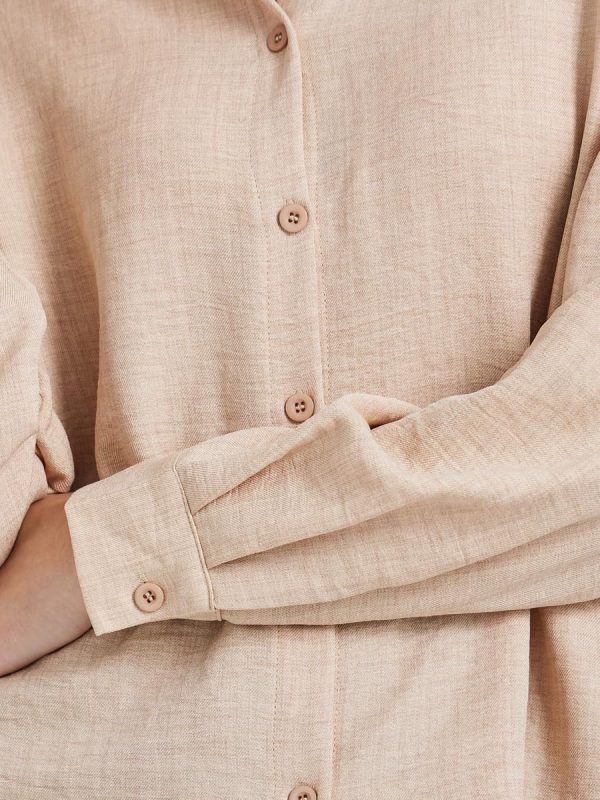 ⁦Styli Women's Regular Fit Spread Collar Shirt With Back Button Detail⁩ - الصورة ⁦5⁩