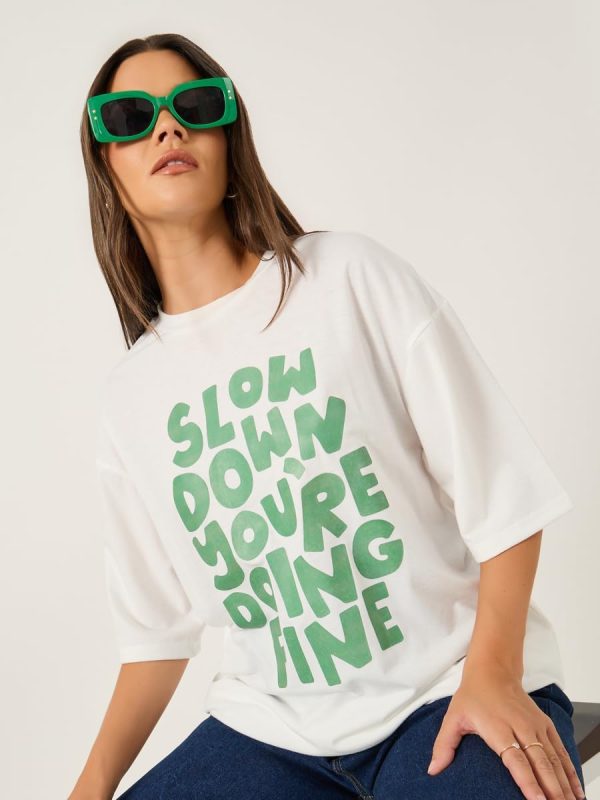 ⁦Styli Women's Slogan Print Short Sleeve Oversized T-Shirt⁩ - الصورة ⁦2⁩
