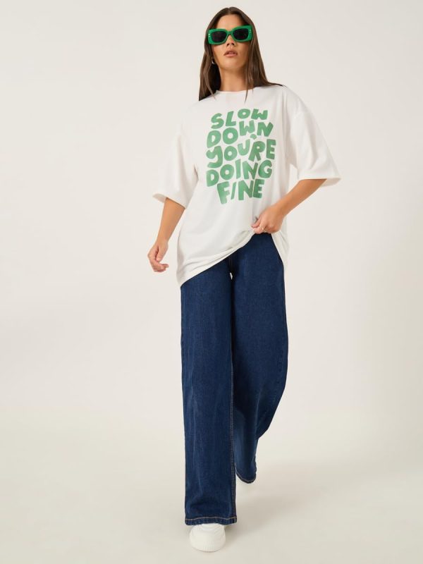 ⁦Styli Women's Slogan Print Short Sleeve Oversized T-Shirt⁩ - الصورة ⁦3⁩