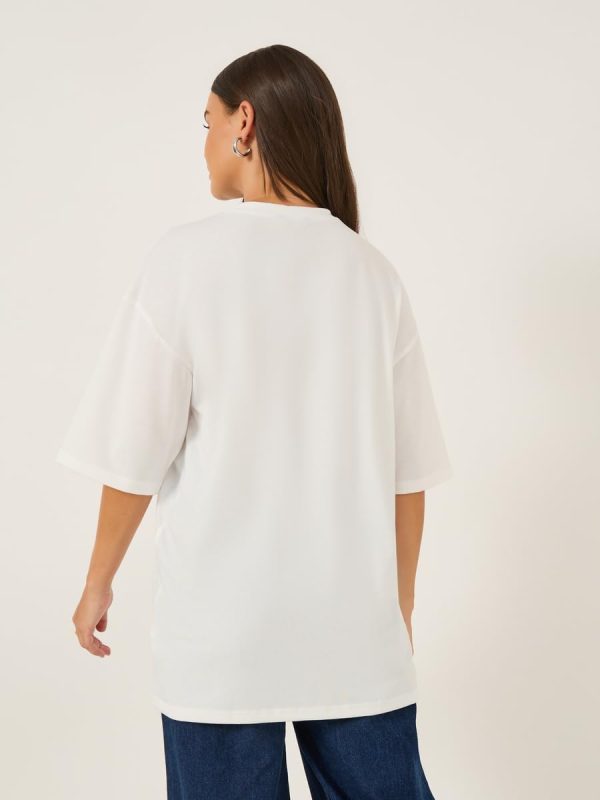 ⁦Styli Women's Slogan Print Short Sleeve Oversized T-Shirt⁩ - الصورة ⁦6⁩