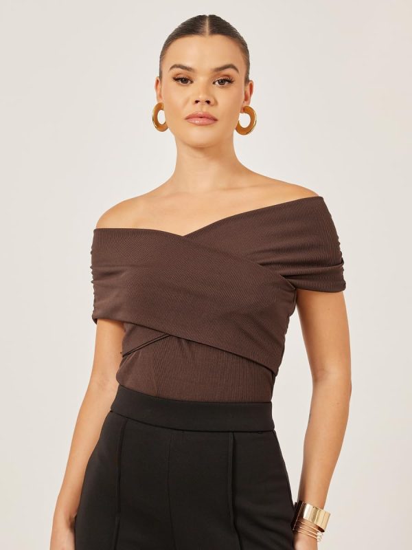 ⁦Styli Women's Off-Shoulder Ribbed Solid Top⁩ - الصورة ⁦2⁩