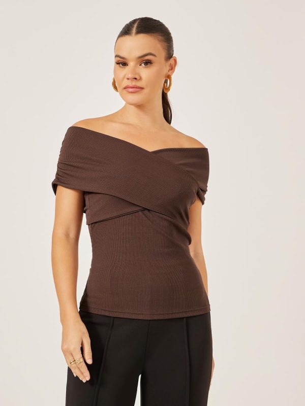 ⁦Styli Women's Off-Shoulder Ribbed Solid Top⁩ - الصورة ⁦3⁩
