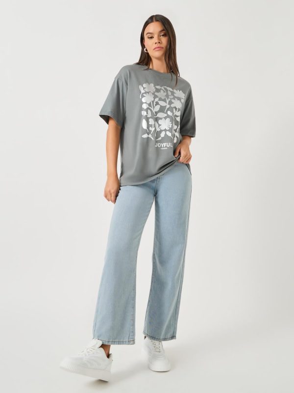 ⁦Styli Women's Floral Foil Graphic Oversized Round Neck T-Shirt⁩ - الصورة ⁦3⁩