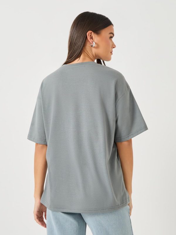 ⁦Styli Women's Floral Foil Graphic Oversized Round Neck T-Shirt⁩ - الصورة ⁦5⁩