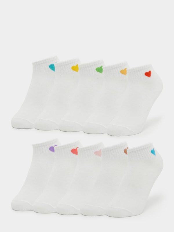 ⁦Styli Girls Set Of 10 - Heart Embroidered Socks⁩ - الصورة ⁦2⁩