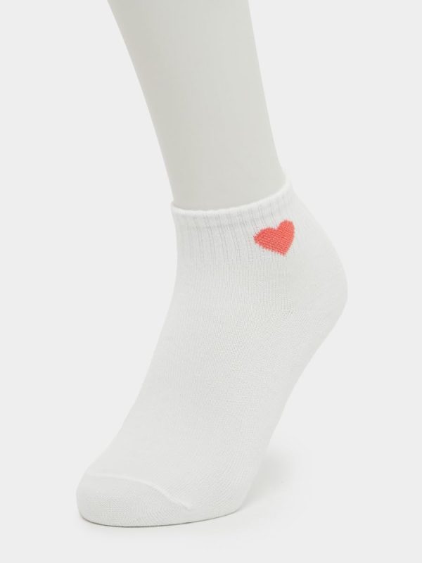 ⁦Styli Girls Set Of 10 - Heart Embroidered Socks⁩ - الصورة ⁦3⁩